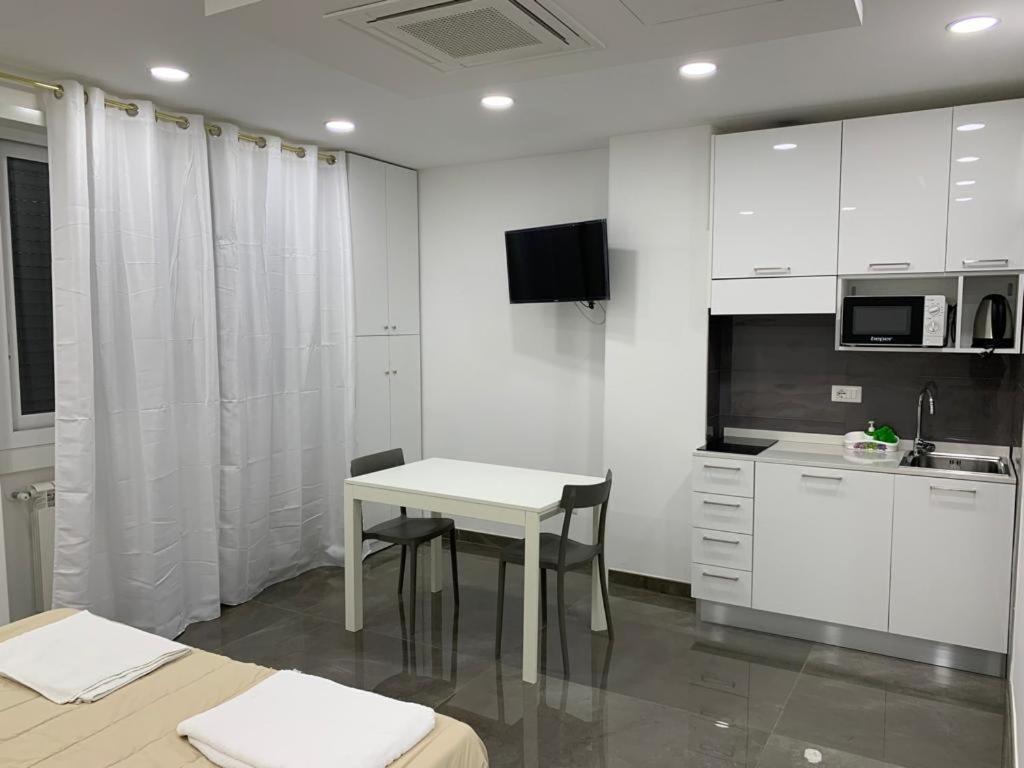 Mondo Suites Apartments Наполи Екстериор снимка